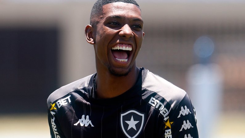 Sinal de alerta ao Botafogo: alvo de São Paulo e Corinthians, Kanu pode assinar pré-contrato no meio do ano