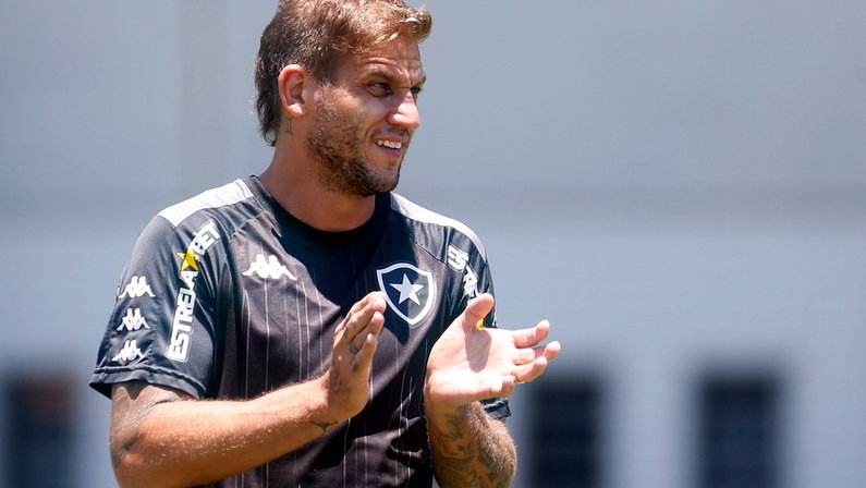 Ex-técnico do Botafogo não é contra renovar com Rafael Moura: ‘Experiência ajuda’