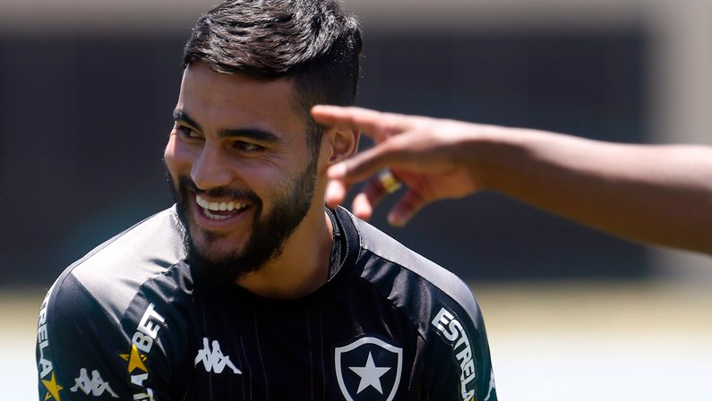 Botafogo encaminha renovação de Barreto, e volante é aguardado no Rio para assinar por dois anos