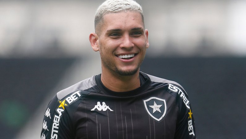 Enderson se junta a lobby para Navarro ficar no Botafogo e exalta potencial: ‘Pode entrar na mira dos principais clubes do mundo’