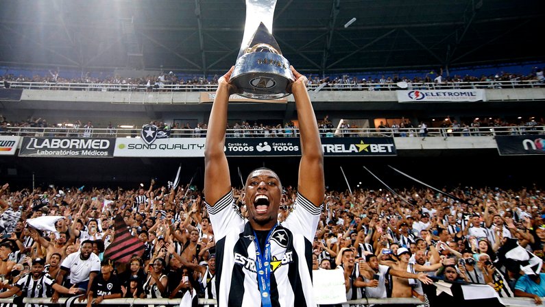 Vice do Botafogo explica aumento para Kanu: ‘Cumpriu metas, individuais e coletivas, como o acesso’