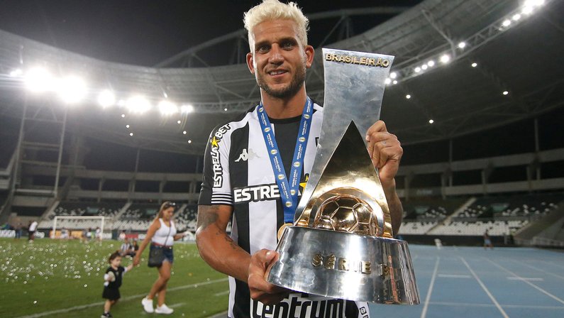 Contrato tem cláusula de renovação, e Rafael Moura deve ficar no Botafogo para 2022, diz TV