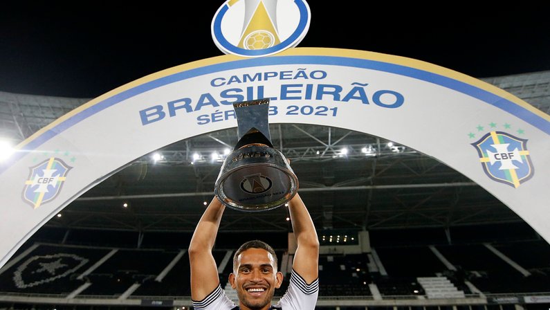 Marco Antônio manda recado em live e brinca: ‘Me compra, Botafogo!’