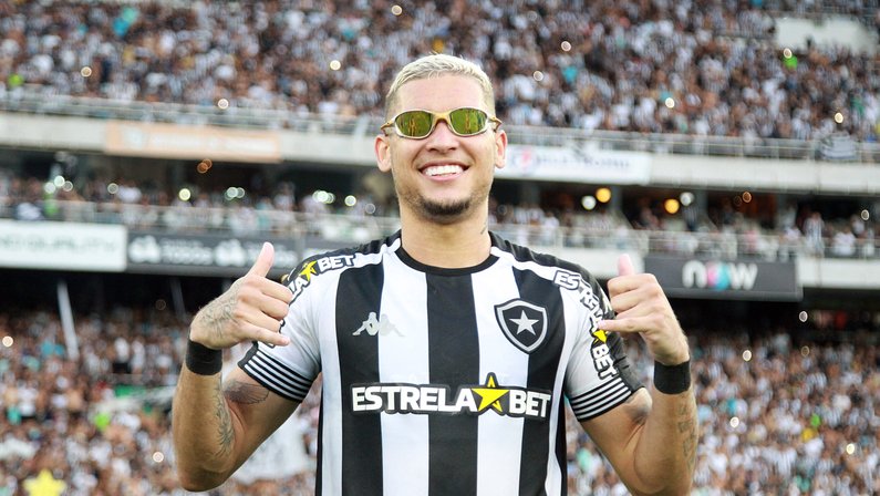 Durcesio conta valor que Botafogo ofereceu de salário a Rafael Navarro e lamenta atual situação no Palmeiras: ‘Carreira pode até acabar’