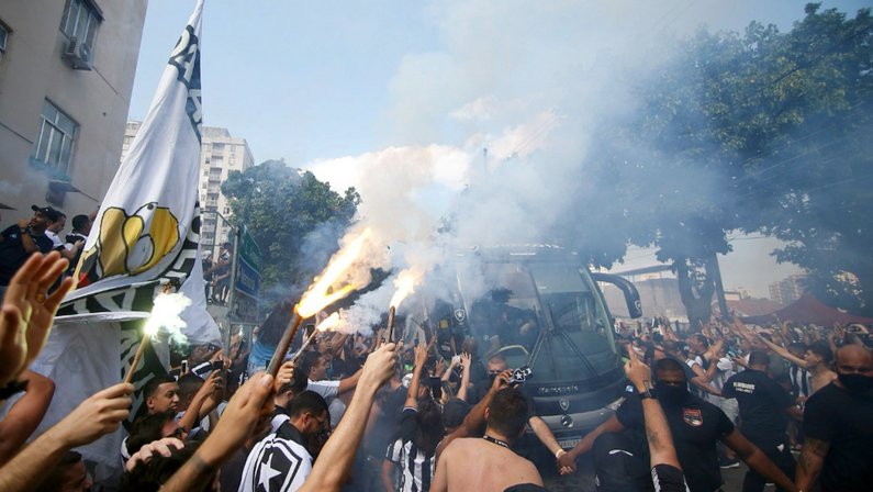 Botafogo chega ao Nilton Santos aos gritos de ‘É campeão!’; Chay e Navarro sobem no teto do ônibus com torcedores