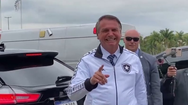 Presidente Jair Bolsonaro usa casaco do Botafogo