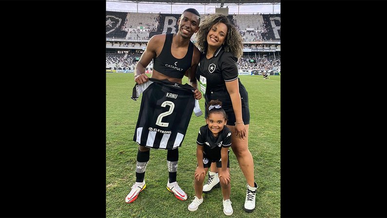 Kanu celebra acesso do Botafogo: ‘Tinha uma dívida com esse clube tão especial, hoje paga’