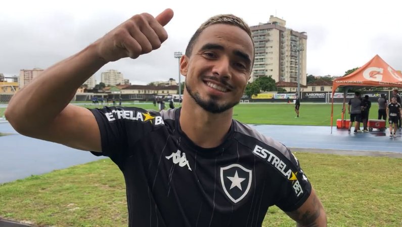 Rafael diz que em 10 dias volta a andar normalmente e revela previsão de retorno em julho ao Botafogo