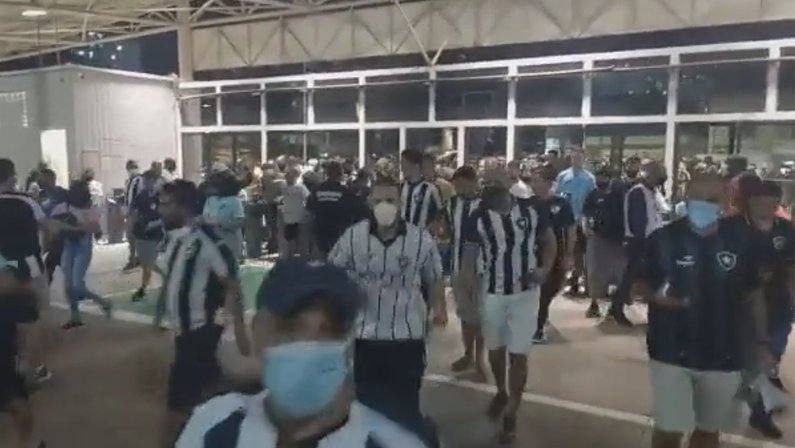 Torcedores do Botafogo entram com o jogo contra o Confiança em andamento no Nilton Santos