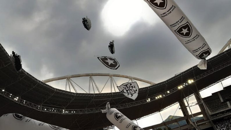 Escudo do Botafogo no céu do Estádio Nilton Santos em Botafogo x Guarani | Série B do Campeonato Brasileiro 2021