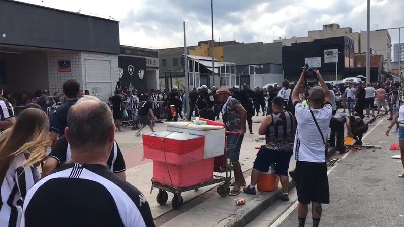 PM interrompe festa da torcida do Botafogo do lado de fora do Nilton Santos com bombas e tiros de borracha