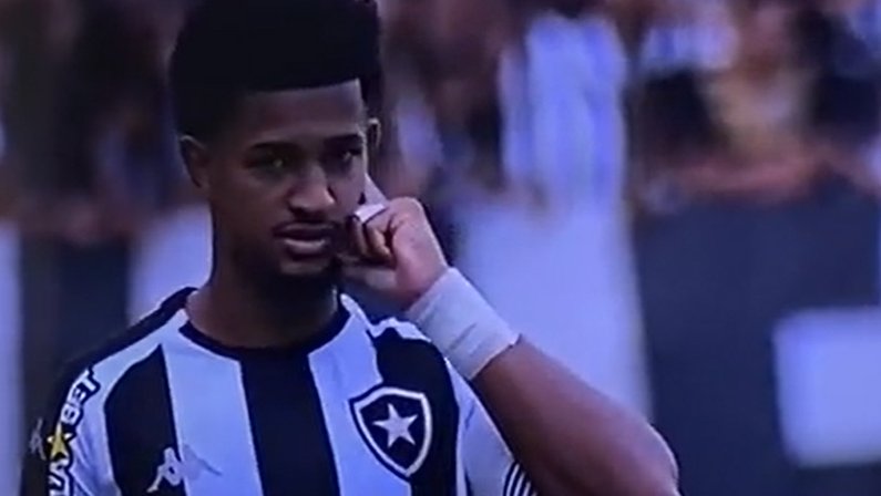 Warley ‘atende’ chamada no ponto eletrônico antes do reinício de Botafogo x Guarani e viraliza