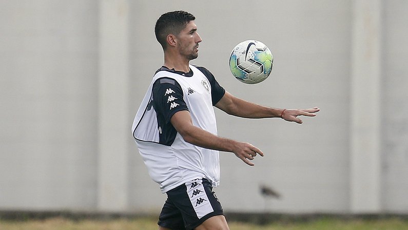 Lateral do Botafogo elogia Enderson e cita reintegração de Barrandeguy como exemplo: ‘Dá ênfase a todos os atletas’