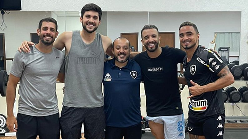 Igor Rabello e Caio Alexandre visitam academia do Botafogo no Estádio Nilton Santos