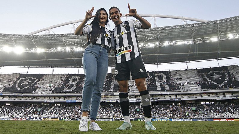 Larissa Rosa e Marco Antônio, do Botafogo, no gramado do Estádio Nilton Santos em novembro de 2021