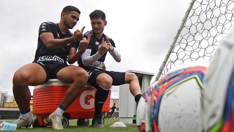 Marco Antônio e Luís Oyama no treino do Botafogo em outubro de 2021