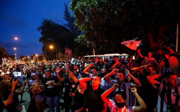 Torcida - Reunião do Conselho Deliberativo do Botafogo sobre venda para John Textor