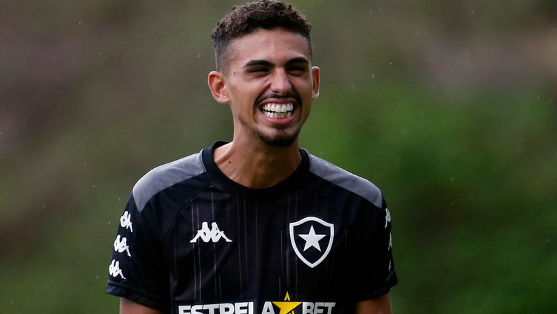 Camisa 10 e capitão no sub-20, Juninho recebe chance no time profissional do Botafogo