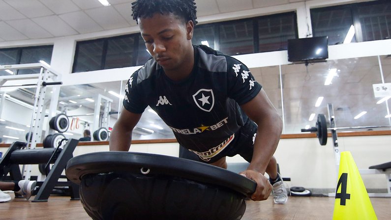 Botafogo e time B: Textor terá desafios na missão