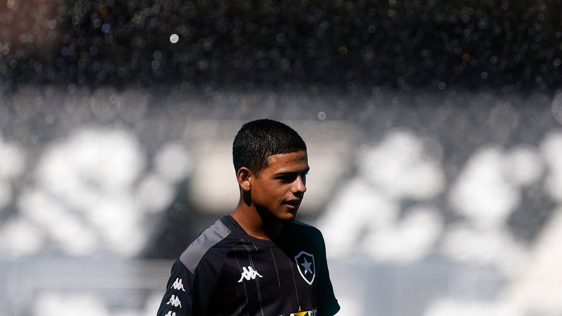 Chay é desfalque, e Raí é relacionado para estreia do Botafogo no Carioca; Diego Loureiro fica fora