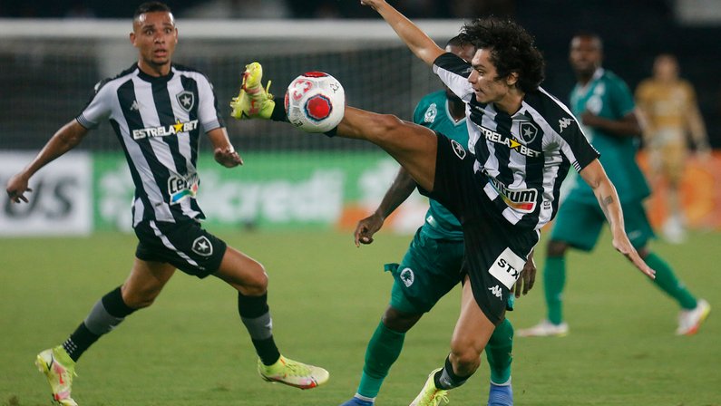 Enderson avalia atuação de Matheus Nascimento e tira o peso dos jovens do Botafogo: ‘É um processo gradativo’
