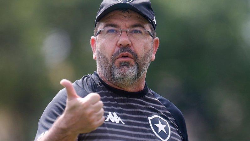 Enderson Moreira: ‘Você não constrói uma equipe em cima de nada. Botafogo está pagando um pouco o preço por isso’