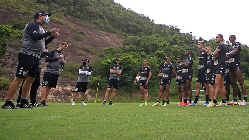 Enderson Moreira e elenco no treino do Botafogo no Espaço Lonier em janeiro de 2022