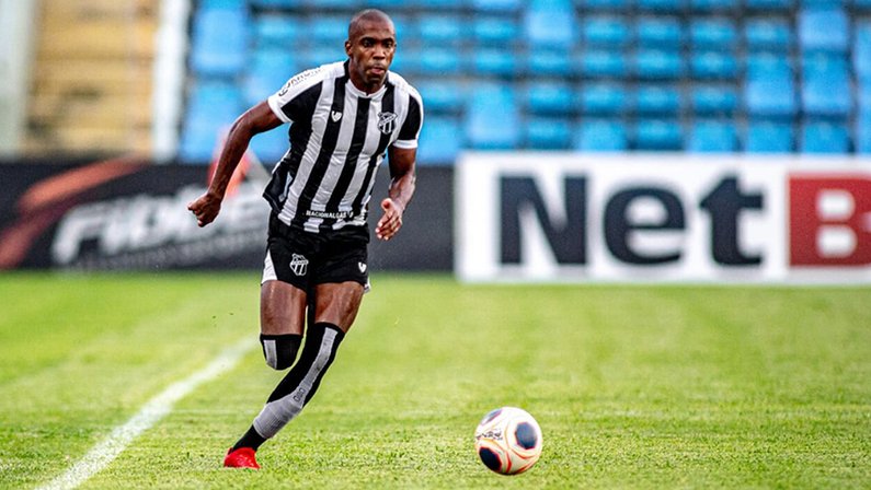 Fabinho, ex-Ceará, negocia com o Botafogo para 2022