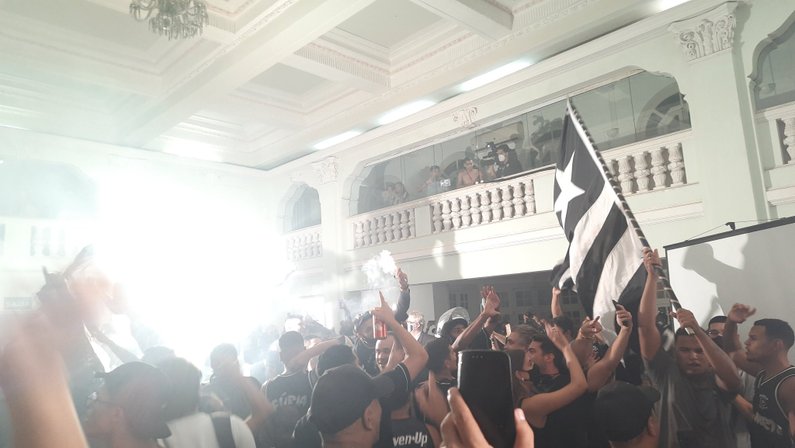 Torcida do Botafogo ocupa sede e faz muita festa após aprovação da venda da SAF a John Textor pelos conselheiros