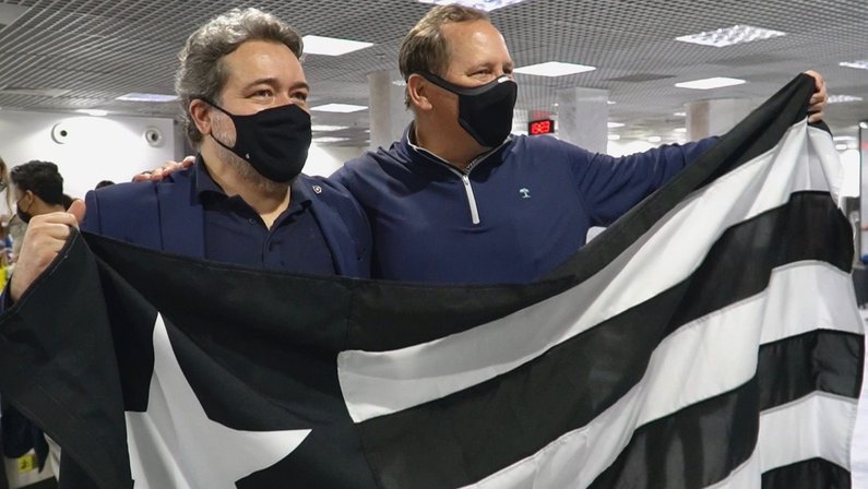 CEO Jorge Braga e investidor John Textor com bandeira do Botafogo