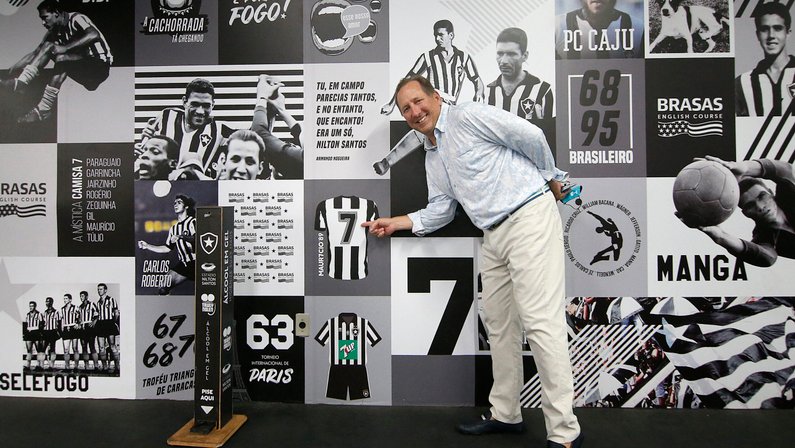 Botafogo avança por contrato definitivo da SAF, que prevê mais R$ 100 milhões imediatos; John Textor deve vir ao Brasil este mês