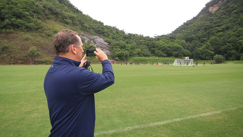 John Textor busca terrenos para CT integrado do Botafogo e quer iniciar projeto a partir de dezembro: ‘Estamos tentando desesperadamente encontrar instalações’