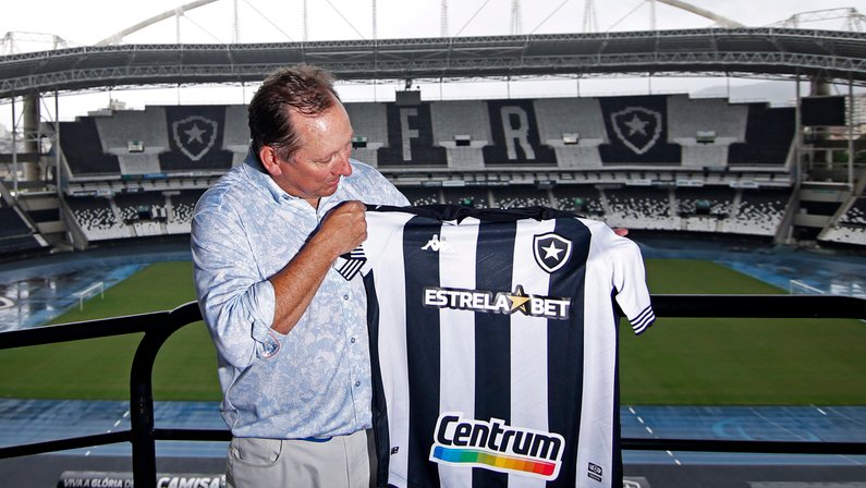 John Textor: ‘Botafogo tem um uniforme lindo. Quero que não pareça um painel de propagandas’