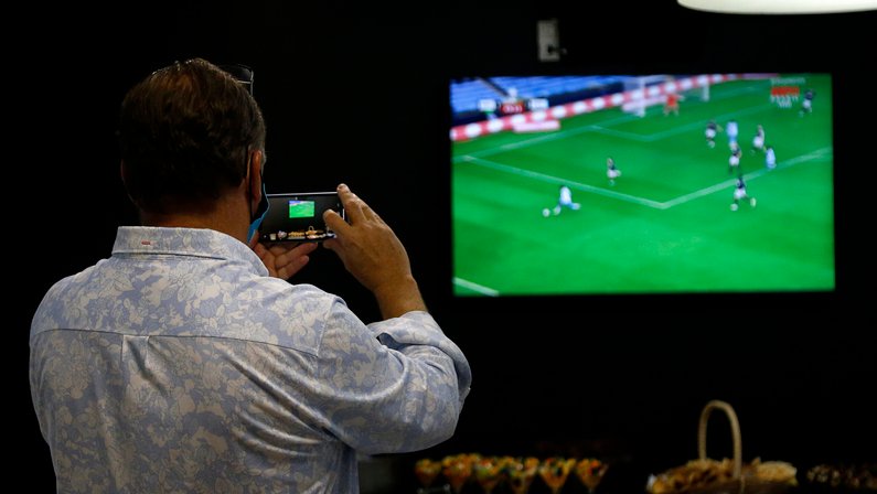 John Textor tem dificuldades para assistir à estreia do Botafogo no Carioca: ‘Como expandir o mercado se não podemos mostrar nosso conteúdo para o mundo?’
