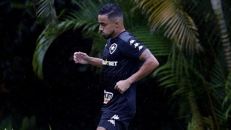 Cirurgia de Rafael é bem-sucedida, e lateral do Botafogo deve receber alta nesta quinta