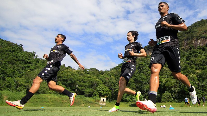 Destaques do Botafogo na Copinha, Raí, Guilherme Liberato e Reydson treinam com os profissionais no CT Lonier