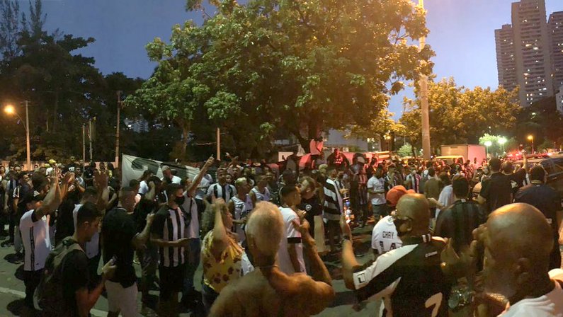Torcida do Botafogo comparece em grande número na sede para votação do Conselho sobre venda da SAF