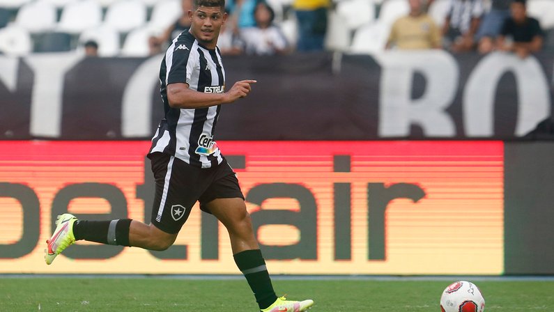 Enderson muda meio time e escala Botafogo com Hugo, Barreto, Luiz Fernando e Erison para enfrentar Fluminense