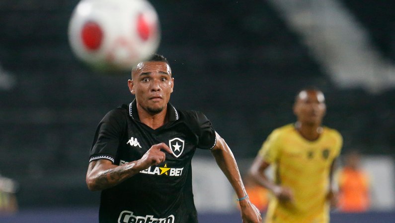 Atlético-GO demonstra interesse em ter de volta Luiz Fernando, atacante do Botafogo