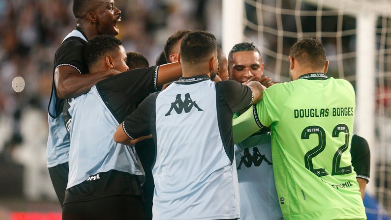 Análise: Futebol do Botafogo tenta lidar com fator John Textor