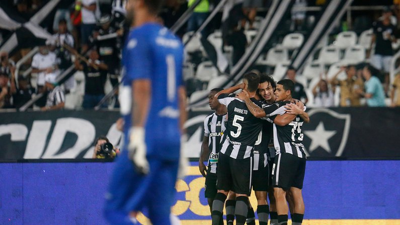 Pitacos: ‘time de transição’ do Botafogo vai no limite entre superação e falta de qualidade; saldo até agora é positivo; faltam muitos reforços