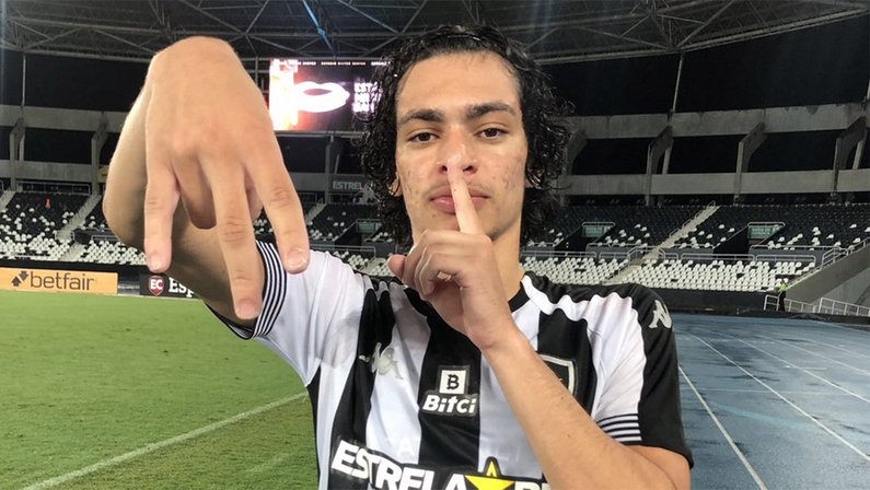 ‘Matheus Nascimento, do Botafogo, tem potencial para ser o centroavante que falta à Seleção’, diz comentarista