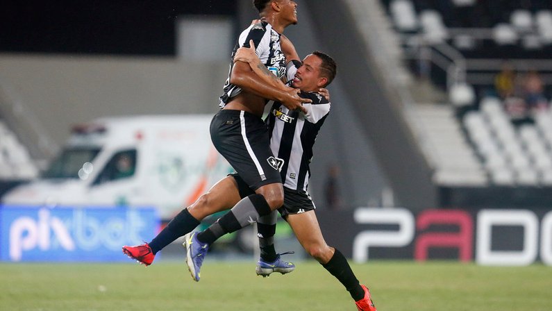 Lucio Flavio elogia Rikelmi e destaca participação dos garotos do Botafogo em goleada: ‘Motivo de muita alegria’