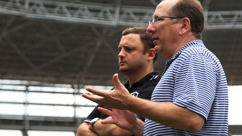 John Textor garante que Botafogo contratará meio-campista ‘de impacto’ e responde sobre De La Cruz