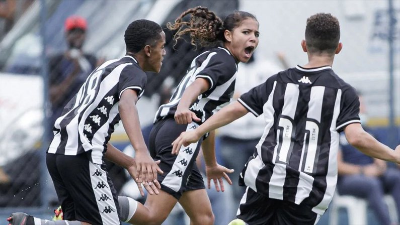 Craque do Botafogo, Giovanna Waksman faz golaço de falta de muito longe em vitória do sub-13; veja