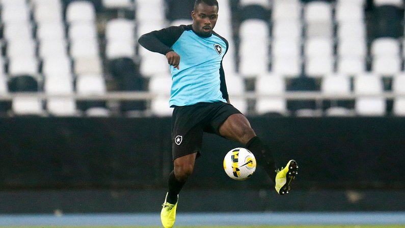 Em recuperação de cirurgia no joelho, Kayque só deve voltar ao Botafogo no Campeonato Brasileiro