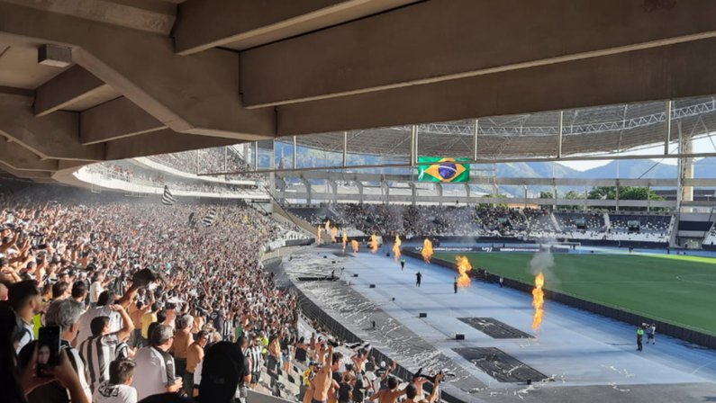 Torcida no Setor Leste Inferior do Estádio Nilton Santos em Botafogo x Corinthians | Campeonato Brasileiro 2022