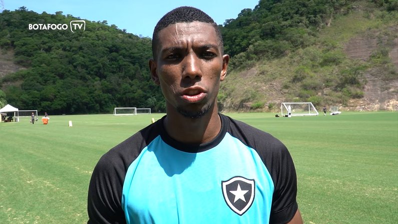 Kanu celebra casa cheia e se anima com novo momento do Botafogo: ‘Alegria imensa poder viver isso’