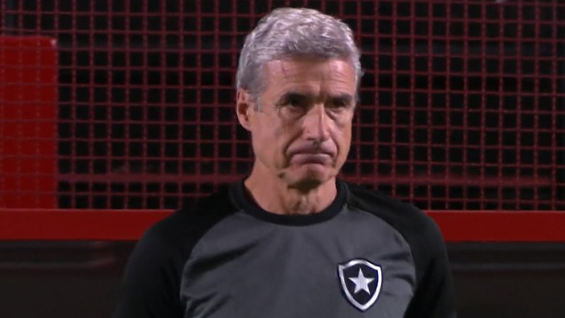 Luís Castro revela papo com Diego Loureiro e tira o peso da falha em empate do Botafogo: ‘Nossa equipe é uma família que apoia nos bons e maus momentos’