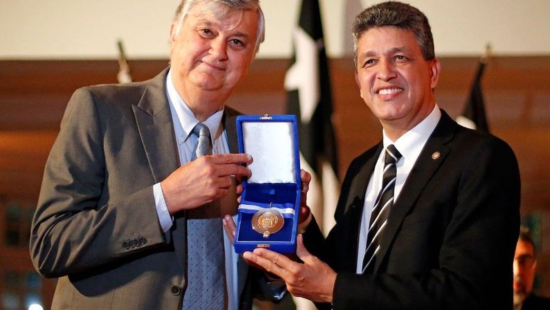 Representado pelo presidente Durcesio Mello, Botafogo recebe Medalha Tiradentes em General Severiano
